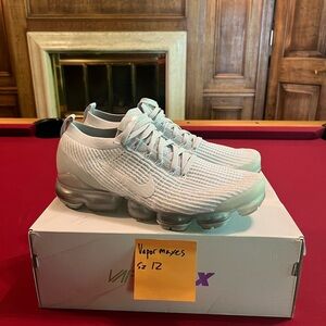 Nike VaporMax Flyknit in Light Gray